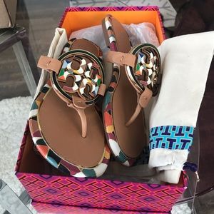 TORY BURCH MILLER ENAMEL-LOGO SANDAL, LEATHER Sz 9